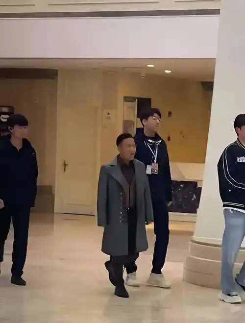 宋小宝现身浙江金华,四位助理护驾,身着风衣大佬范十足