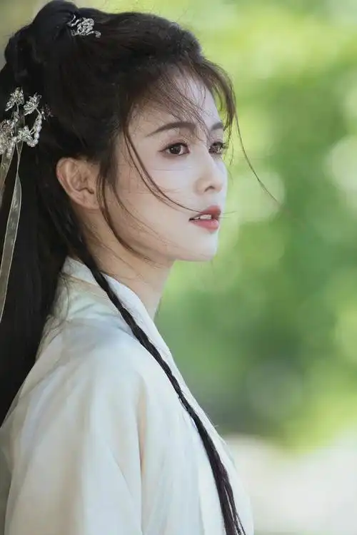 真的太适合古装了,白衣古装仙到炸了,好美这个词我说够了