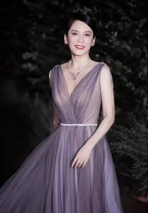 "俞飞鸿"越老越敢穿,一袭薄纱裙轻松透出好身材,哪有50岁?