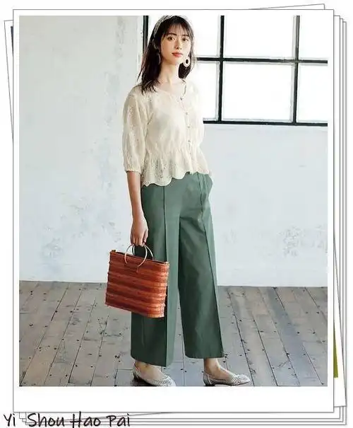 将米色亚麻上衣与绿色亚麻直筒裤结合在一起,放松心情,完成自然搭配.