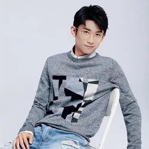 张一山一身酷黑帅痞现身机场,网友:一个被演员耽误的"大哥"