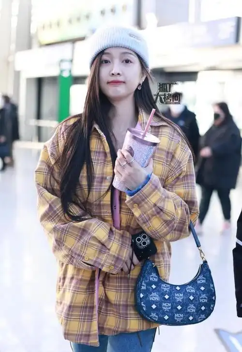 240108吴宣仪机场现身率性酷萌配搭引网友热议