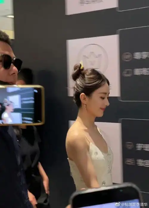 赵丽颖出席活动本人生图无可挑剔鞋子和仪态成为槽点