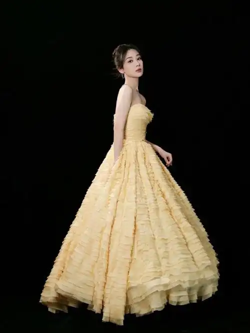 杨紫7015#微博之夜#|第二套造型来了,来自alexandre vauthier