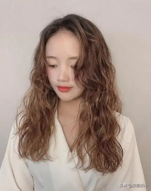 中长发气垫烫什么发型好看(今年流行减龄全头烫发型)(23)