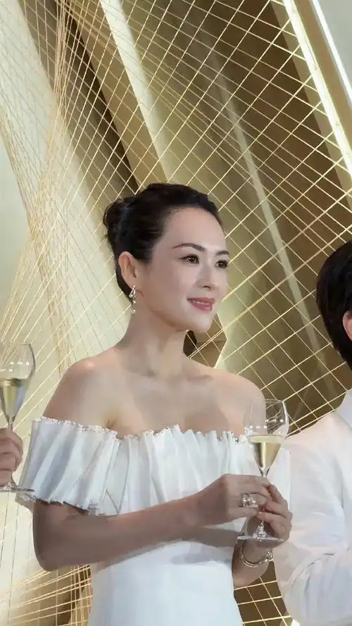 章子怡熬夜看奥运会