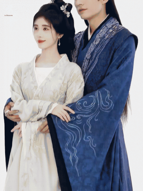 花间令深情对望##鞠婧祎环住了刘学义的腰