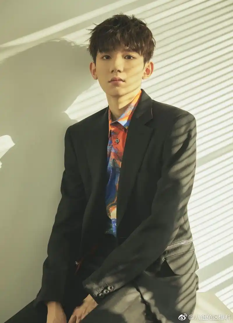 来看今天百花迎春晚会上的短发王源,二字弟弟剪了新短发显得精神利落