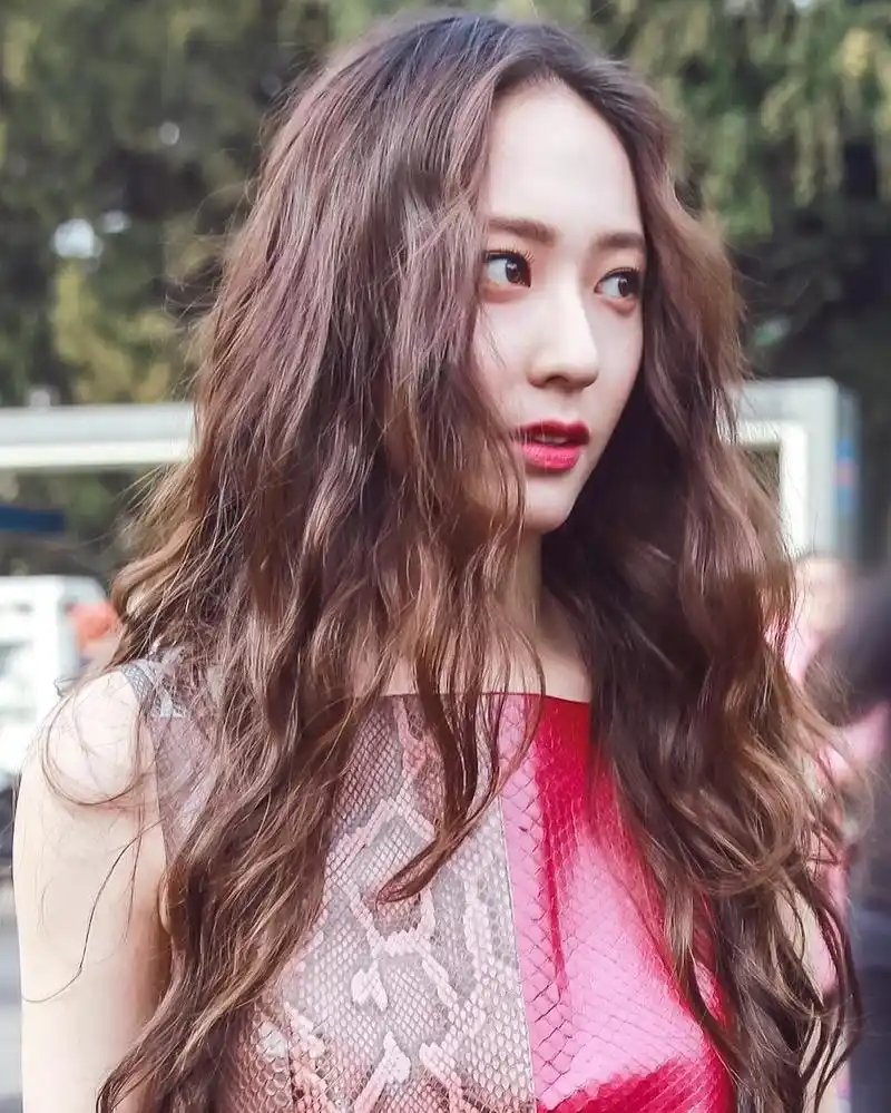 冲着mfw的时髦尖货去的,却被这样的郑秀晶撩一脸