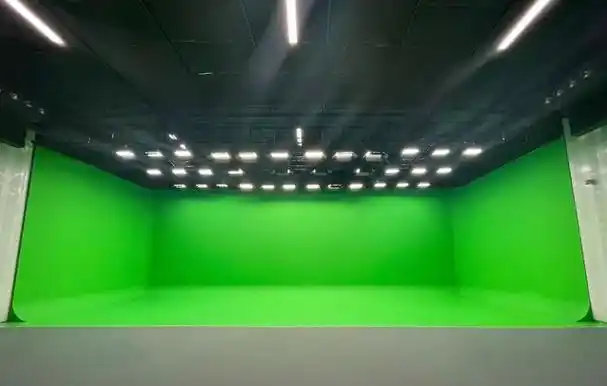 绿幕抠像,是一种通过绿幕布来营造出虚拟背景,然后对被拍摄物体进行