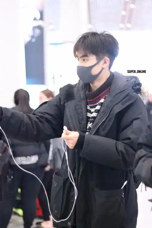 宋威龙一身黑口罩遮面现身机场帅气十足,网友:你能不能好好穿衣