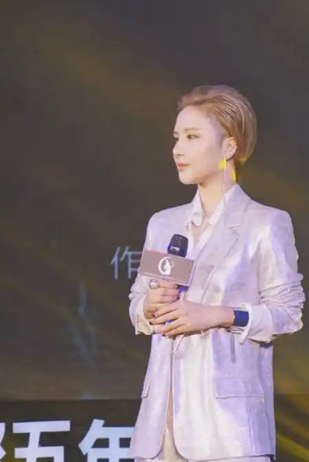 新年过后的许佳慧换了全新的造型,帅气西装搭配精致短发显得率真干练