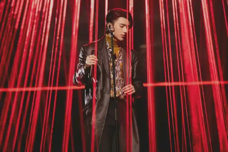 蔡徐坤迷舞台现场照灯光霓虹下魅力四射