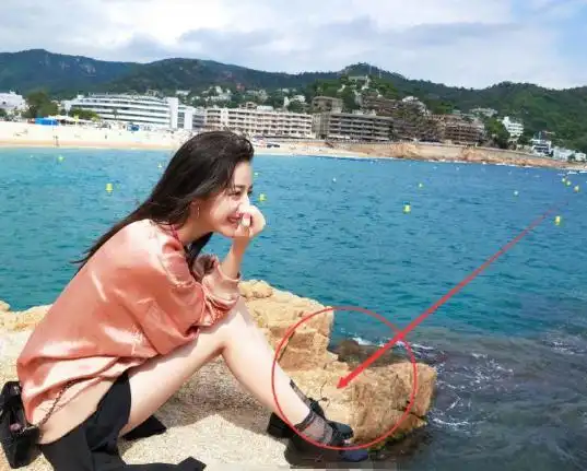 女生脚大怎么办?看到热巴系鞋带的方式,大脚女孩羡慕了!