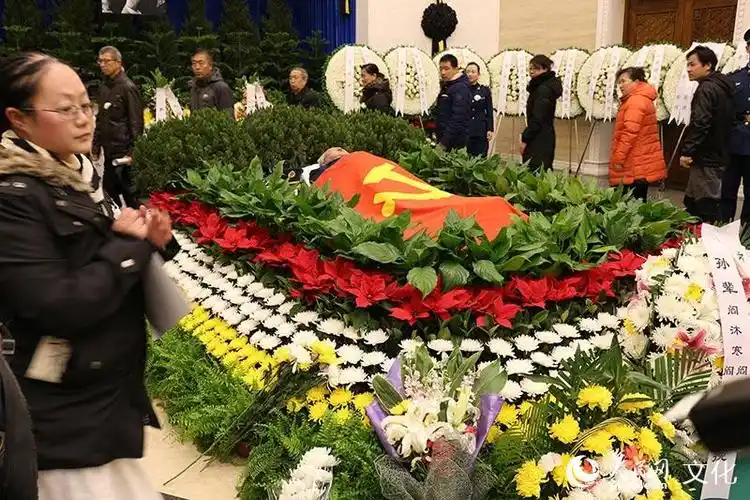 阎肃遗体告别仪式现场.(人民网记者 陈苑 摄影)