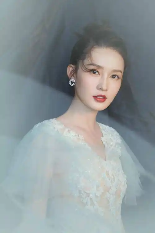 庆余年女主角李沁穿青色长裙的气质美女明星写真