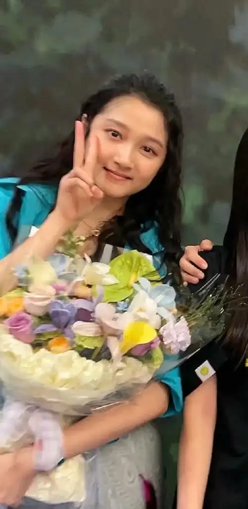 素颜的关晓彤…差点认不出来