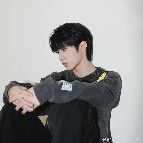 刘耀文更新了一组酷飒滑板写真空间太小施展不开啊