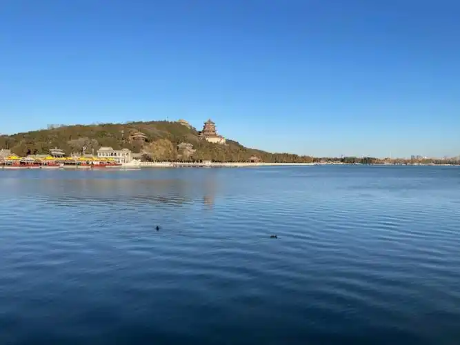 冬日暖阳纯蓝湖水