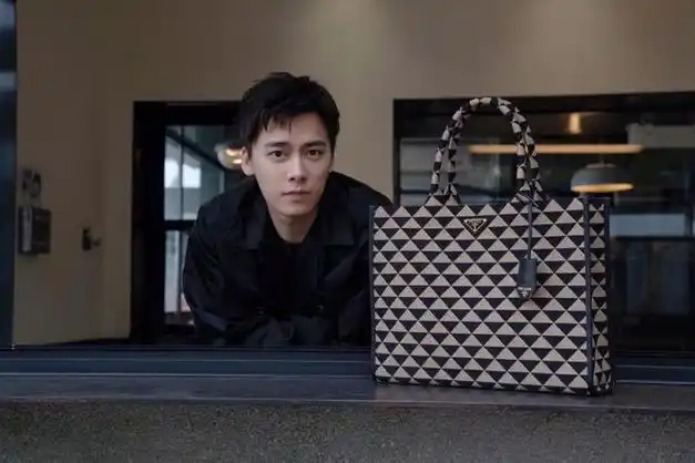 曝李易峰与金晨一起去旅游,二人被曝投资开店,男方近期生活滋润