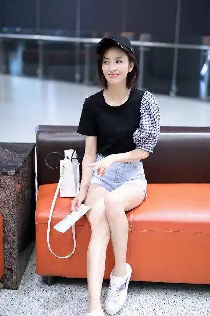 佟丽娅穿泡泡袖上衣配牛仔短裤清纯可人,秀逆天细长腿变潮气girl