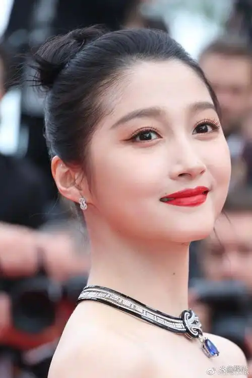 关晓彤身穿一袭黑色闪钻礼服,她俏脸精致优雅,脖子上戴着一个蓝宝石