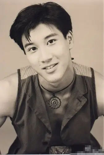 王力宏95年旧照首曝光 模样青涩