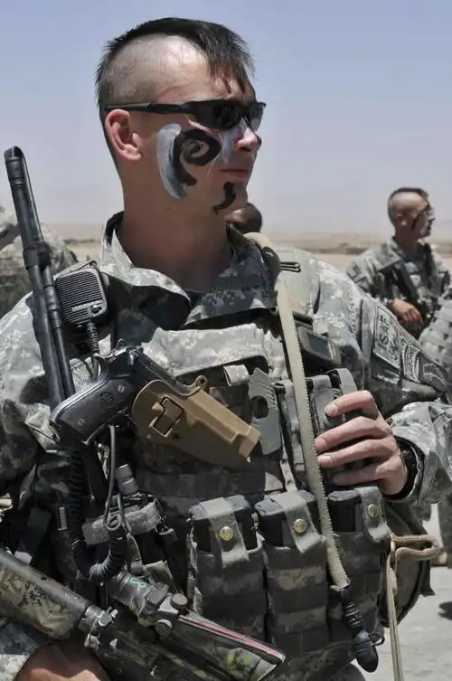 驻阿美军空降兵剪莫希干发型纪念诺曼底登陆66周年_高清图集_新浪网