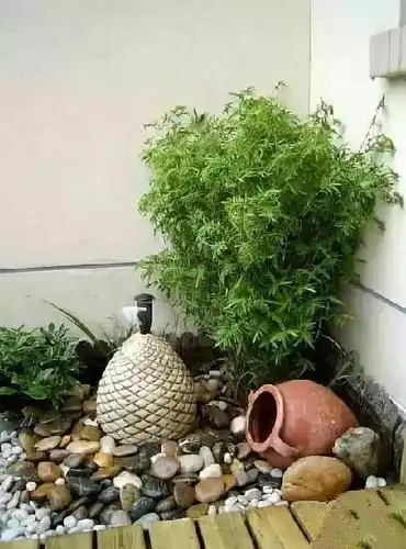 除了植物,开放阳台还可以整个小水景,有花有水,再养几尾鱼,完美!