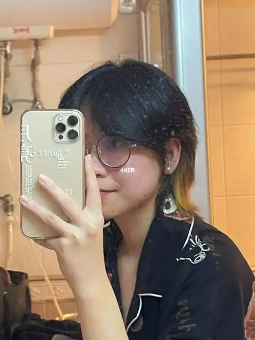 就是不扎起头发来看不见的那种结果右下面一撮翻车了,染太外面了,有点