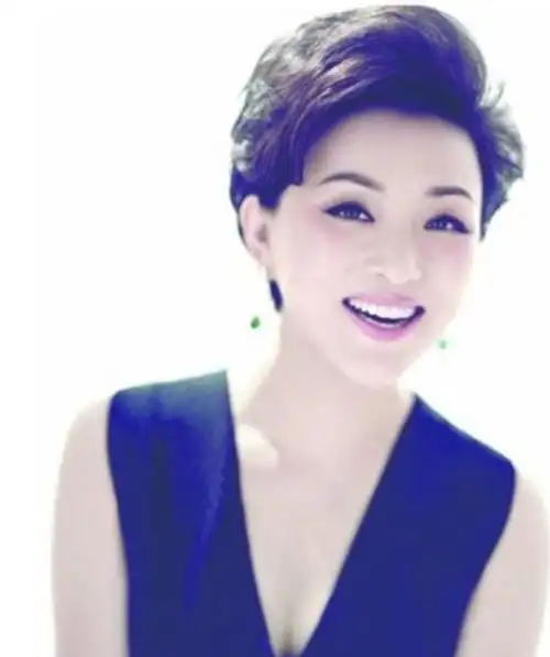 央视美女主持人,短发造型美貌如花,你更喜欢哪一位?_网易订阅