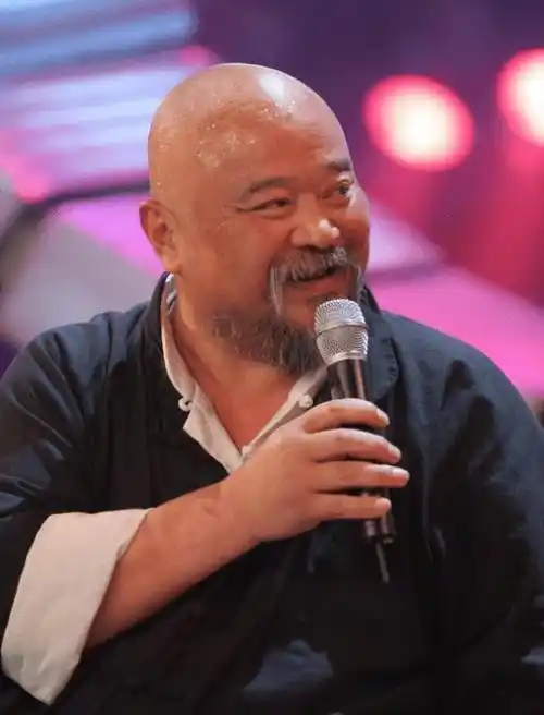 老戏骨李琦在北京卖烤串,50元一串生意爆火,胡子拉碴很是神气