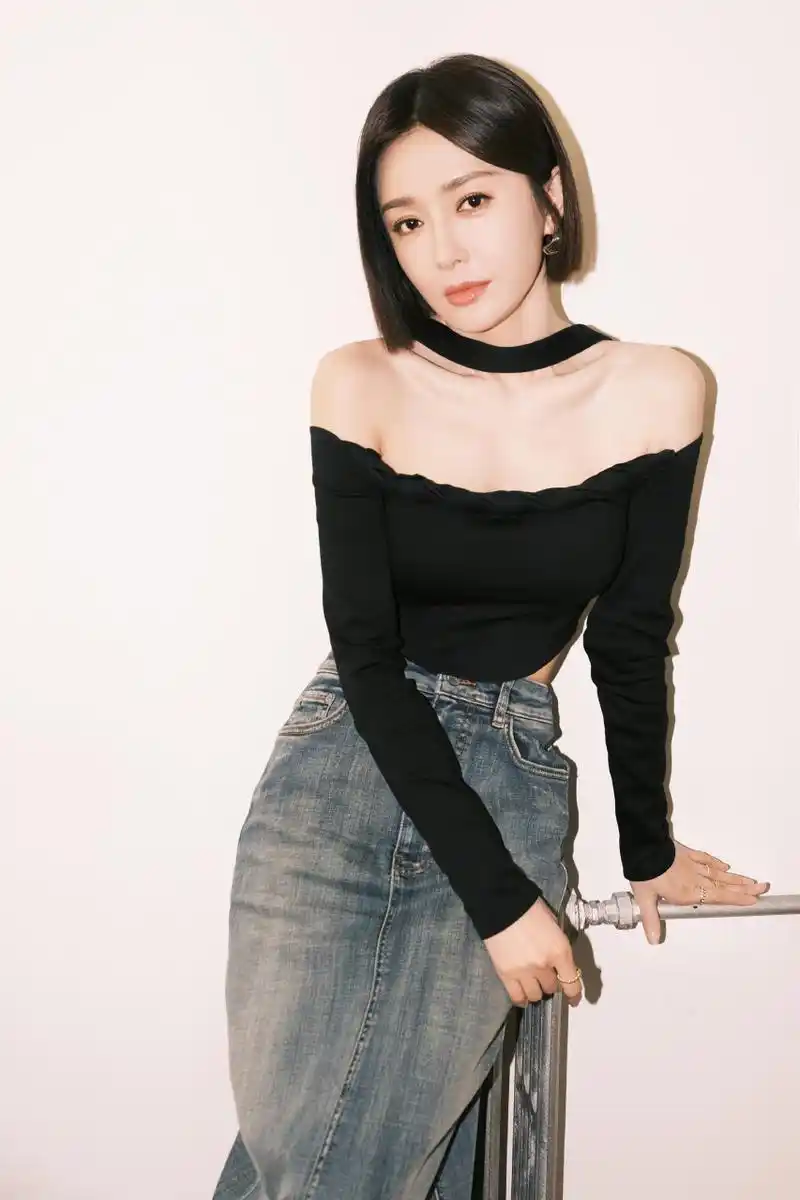 秦岚短发,黑色吊带牛仔,精致迷人