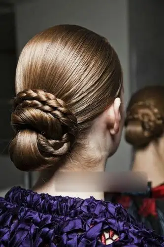 麻花辫盘发 打造清新优雅的***感新娘发型