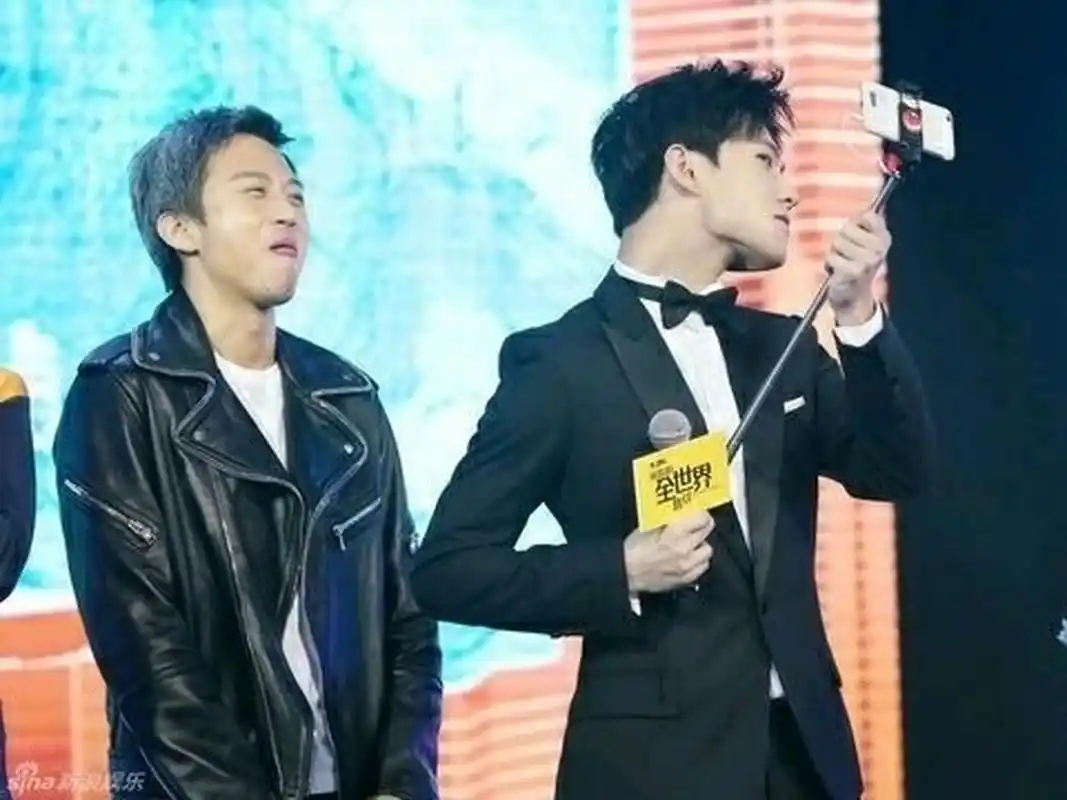 邓超看杨洋自拍的表情内心os:哇塞,还有比我自恋的人呢[滑稽]