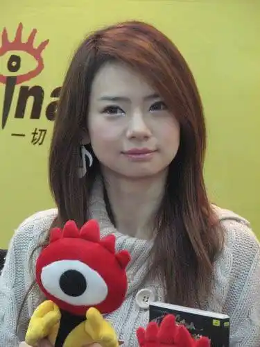 戚薇和刚出道那会对比来看,变化还是蛮大的,出道之初的她五官比较紧凑