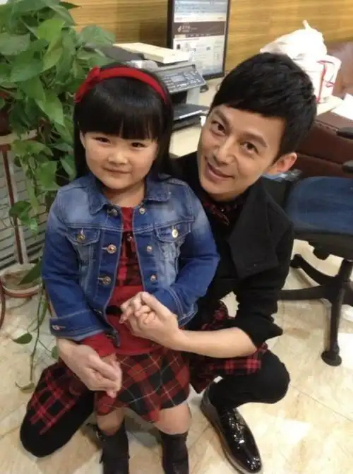 何炅王诗龄合照图片(李湘带女儿与何炅聚会)
