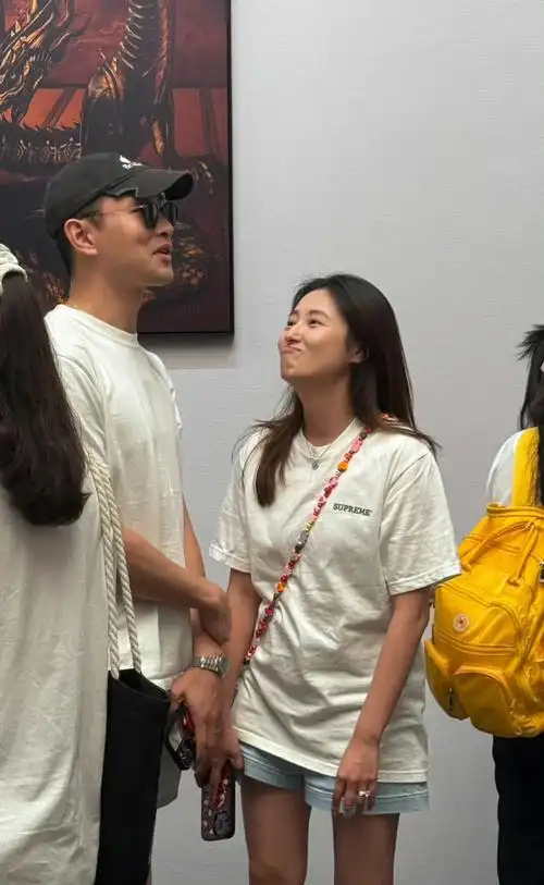 王彦霖陪妻女追星易烊千玺,艾佳妮牵手老公撒娇超甜蜜