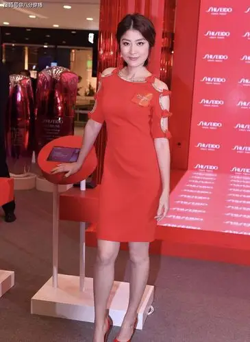 原创陈慧琳真是气质女神!穿红色连衣裙明媚大气,身材高挑纤瘦惹人羡