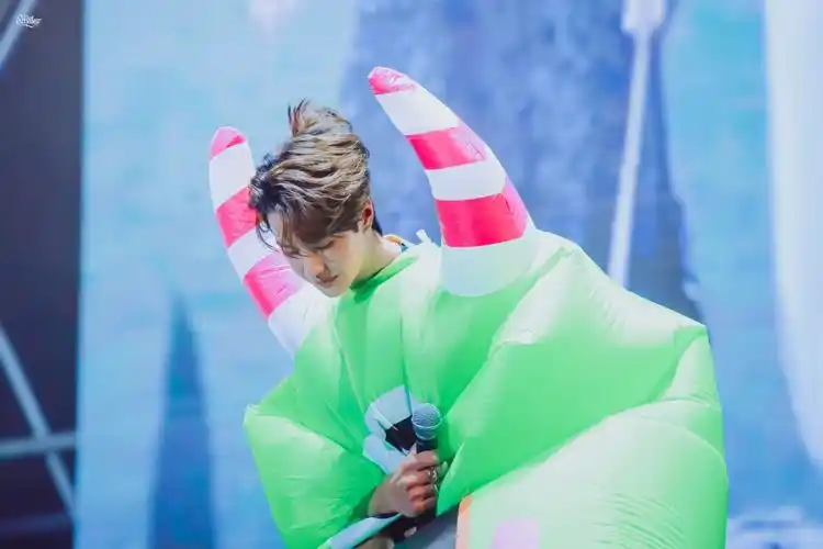 190921 泰国见面会 @uniq-王一博 可爱绿宝宝 cr:logo