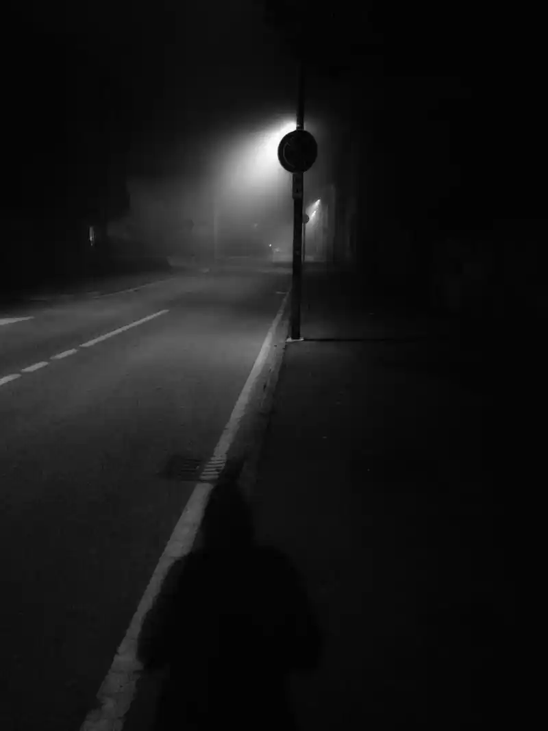 亲爱的朋友,我知道晚睡的你,此刻或许正在躺在床上