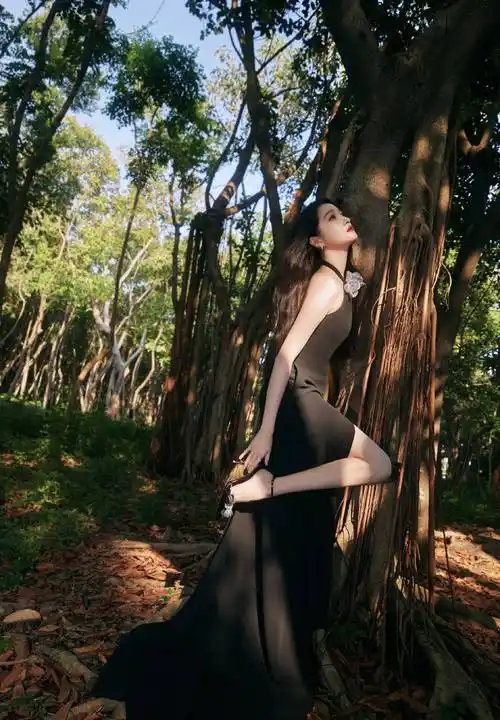 关晓彤穿挂脖紫黑裙,美腿吸引真爱的目光_时尚_裙子_整体