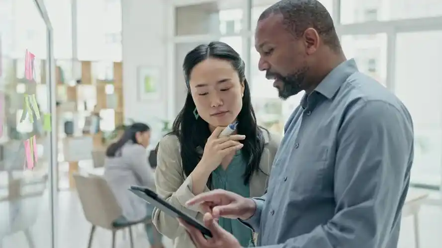 亚洲女性,教练,在玻璃上写团队计划,头脑风暴或办公室计划.