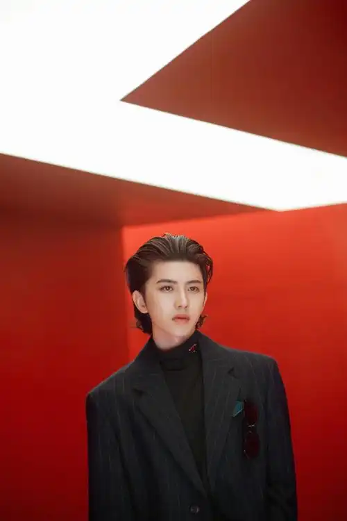 [消息]蔡徐坤现身prada荣宅云看秀 利落大背头展现日系雅痞绅士范儿!