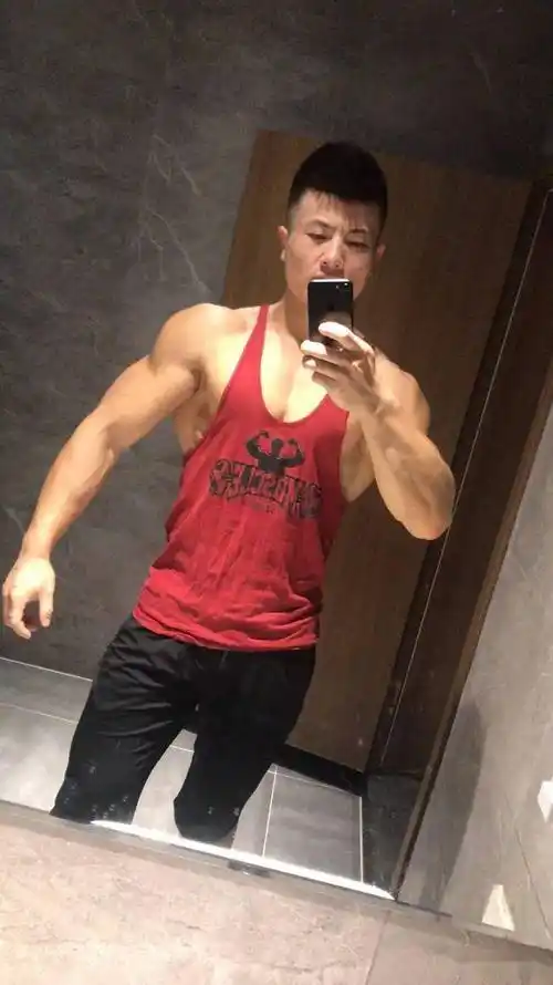 我是许德全,今年27周岁,身高182cm,体重95公斤,辽宁北票人日常做组(非