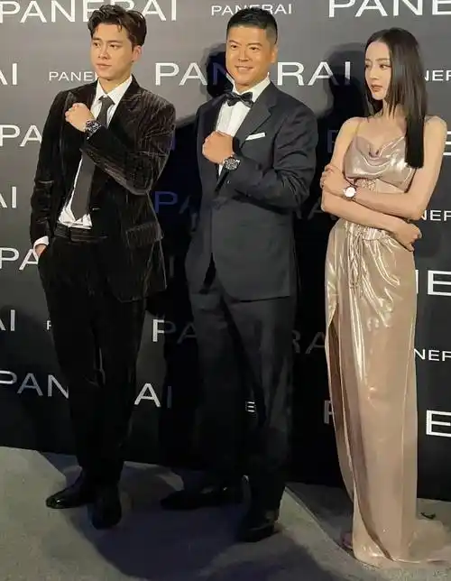 也变得越来越时尚有魅力,李易峰和迪丽热巴在红毯同框简直是梦幻联动