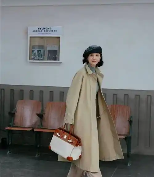 三木妈妈选择的是运用长款风衣敞开的方式,露出里面的高领内搭,形成