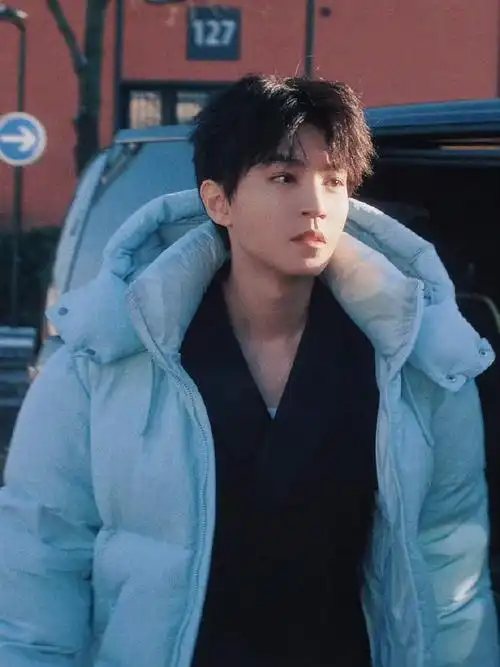 王俊凯黑色深v##王俊凯新物料