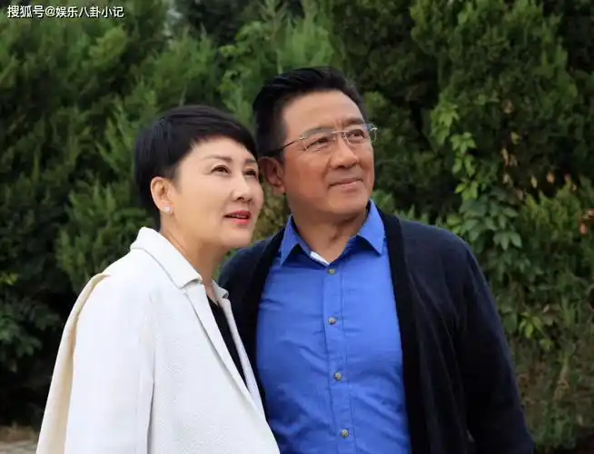 儿子丁宁,1987年出生,遗传了丁勇岱的文艺天赋,如今毕业于加拿大