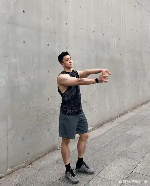 身高178,体重80公斤,身材棒的男生,随便搭,气质一点也不差!